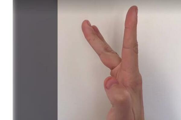 PRIKAZAO JE POMALO NEOBIČAN TRIK ZA SMANJENJE STRESA: Ljudima je preporodio ŽIVOT, BESKRAJNO SU MU ZAHVALNI (VIDEO)