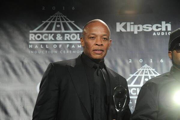 POZNATI REPER SE KUPA U MILIONIMA, A ĆERKA MU JE BESKUĆNICA: Živi u autu, ima četvoro dece i jedva preživljava!