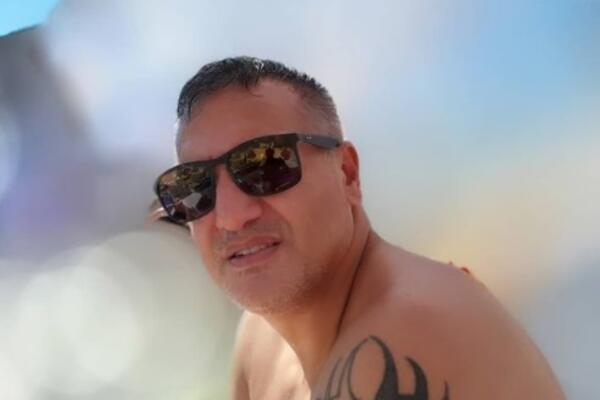 SKINUO SE GAGI ĐOGANI I ŽENE SE DRŽE ZA GLAVU! NEĆE VIŠE MOĆI DA IZAĐE IZ KUĆE: Telo je za balavljenje! (FOTO)