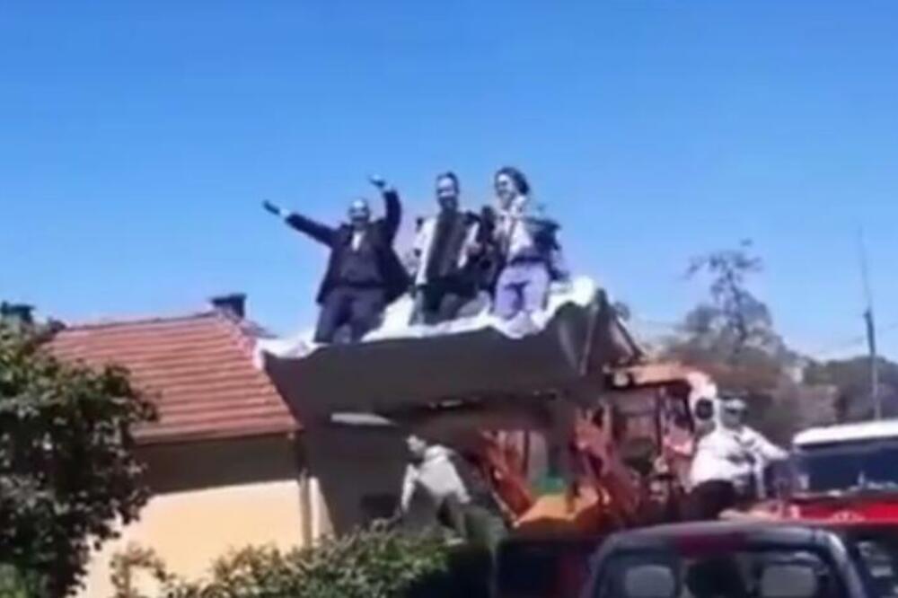 ZABORAVITE NA FIJAKER I LIMUZINU: Mladoženja iz srpkog mesta po mladu došao U NAJLUĐOJ MAŠINI! (VIDEO)