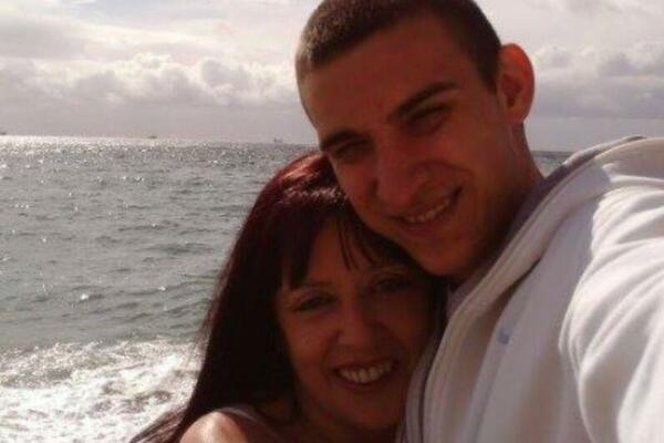 ZALJUBILA SE I UDALA ZA DRUGA SVOG SINA: Starija je 29 godina od njega i svi su PROTIV njih (FOTO)