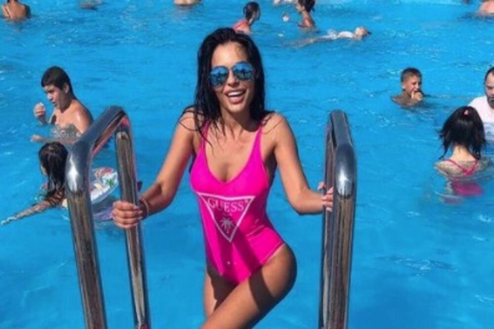 JELENA PEŠIĆ SE SLIKALA OTPOZADI, SEVNULA JOJ POZADINA IZ MIKRO BIKINIJA: Ulazite na SOPSTVENU ODGOVORNOST, VRELO!