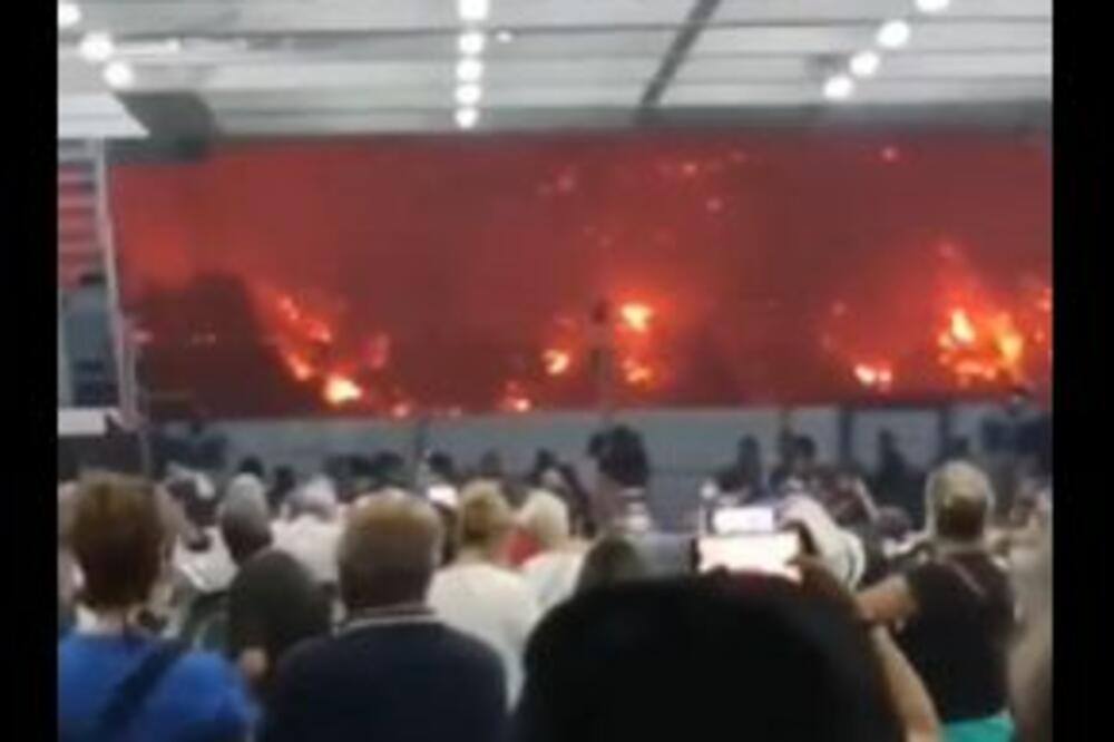SCENA U GRČKOJ KAO IZ FILMA O APOKALIPSI: Turisti na trajektu gledaju kako SVE OKO NJIH GORI! (VIDEO)