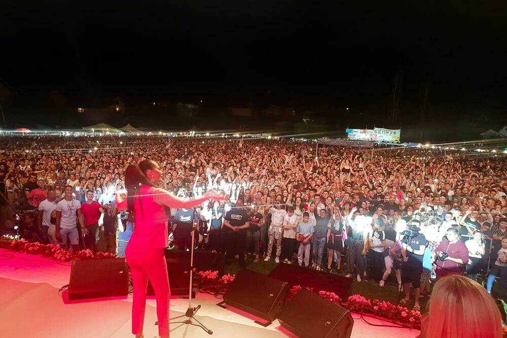 "CECO MI TE VOLIMO"! FOLK DIVA PRIREDILA U SVRLJIGU NOĆ ZA PAMĆENJE, MASI SE NIJE NAZIRAO KRAJ!