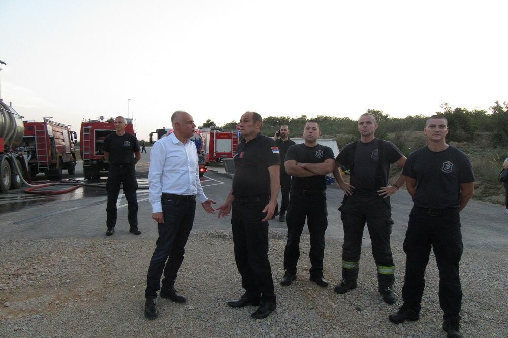 RADOJIČIĆ SA VATROGASCIMA U VINČI: "Zdravlje građana je prioritet, slede pravovremene informacije" (FOTO)