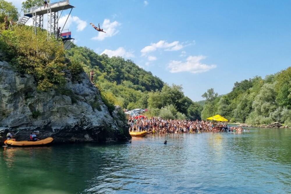 MARKO JE SKOČIO PRAVO U LIM SA STENE VISOKE 16 METARA: Ovo mu je drugi trijumf (FOTO)