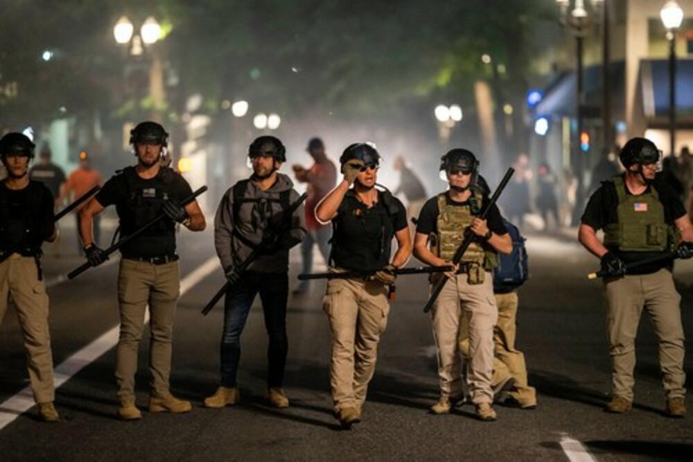 ŽESTOKI OBRAČUN LEVIČARSKE I DESNIČARSKE GRUPE U PORTLANDU: U igri bile dimne bombe, sprej i pejntbol puške (VIDEO)