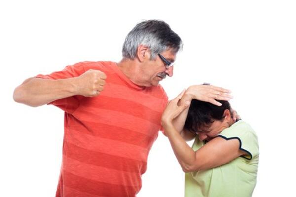 PROVALIO KOMŠINICI U STAN PA URADIO NEŠTO JEZIVO: Kad je čula URLIKE i izašla iz sobe umalo nije umrla!