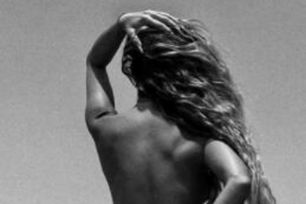 RASPOMAMLJENA I VATRENA ŽENA NAŠEG PEVAČA PRAVI HAOS NA MREŽAMA! Snimala se GOLA pa zauzela BEZOBRAZNU POZU!