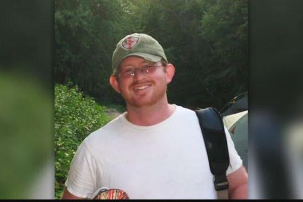 NASTAVNIK SE UBIO POSLE DOPISIVANJA NA GEJ APLIKACIJI I SAZNANJA DA MU SAGOVORNIK NEMA 14 GODINA: Tragedija u SAD