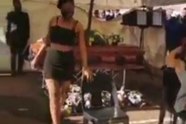 KAKAV HAOS! Na sahrani mu ispred tela igrale STRIPTIZETE, ALI NISU SAMO TO RADILE, A TEK RAZLOG (VIDEO)