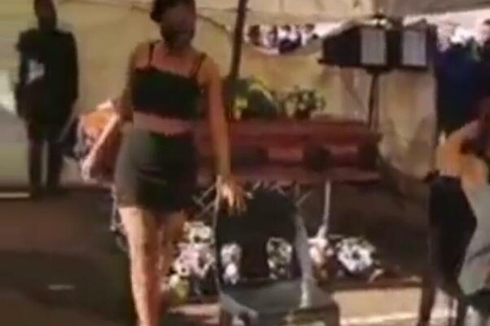 KAKAV HAOS! Na sahrani mu ispred tela igrale STRIPTIZETE, ALI NISU SAMO TO RADILE, A TEK RAZLOG (VIDEO)