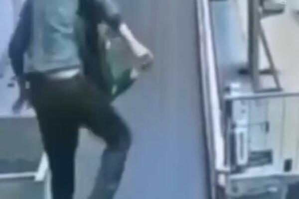 TAKO TI JE TO KAD SI MORTUS PIJAN: Mladić pod dejstvom alkohola prečicom hteo da se UKRCA NA AVION! (VIDEO)