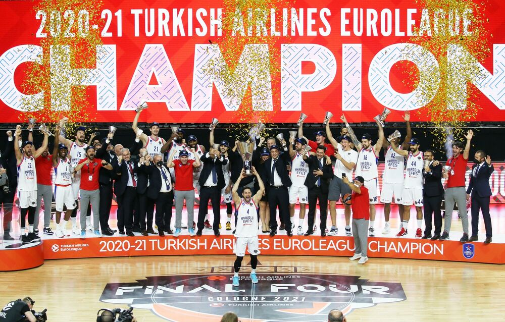 Slavlje košarkaša Efesa posle osvojene Evrolige u sezoni 2020/21