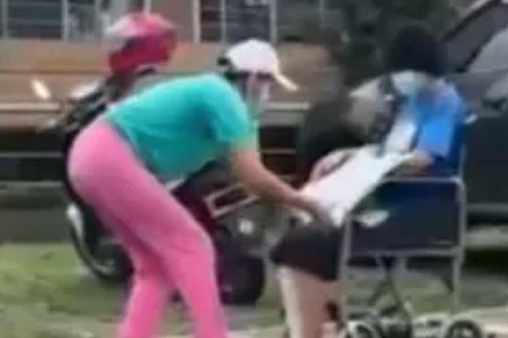 UGLEDALI MAJKU SA ĆERKOM U INVALIDSKIM KOLICIMA: Minut kasnije, otkrili su istinu koja je zapanjila svet (VIDEO)