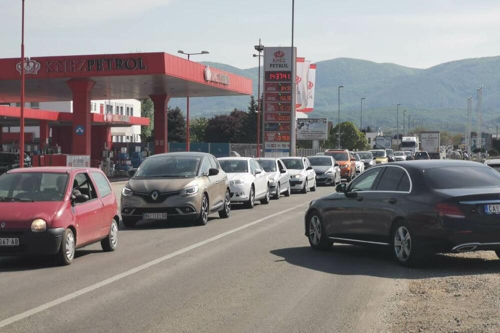 GUŽVE NA GOSTUNU: Zastoj na granicama, u toku noći čeka se i do par sati (FOTO)