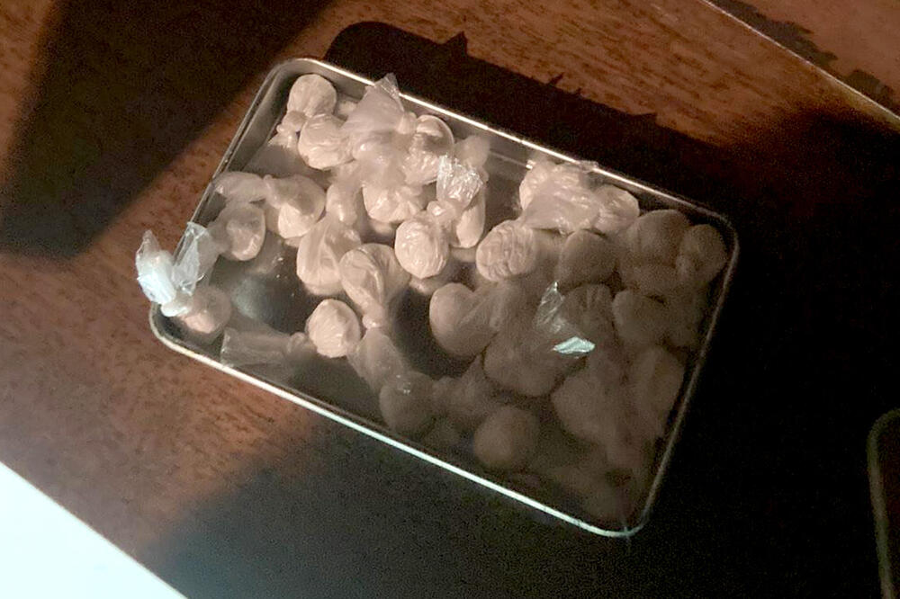 POLICIJA ZAPLENIILA 27 PAKETIĆA DROGE! U zemunskom stanu pronađeno sve za rasturanje opijata (FOTO)