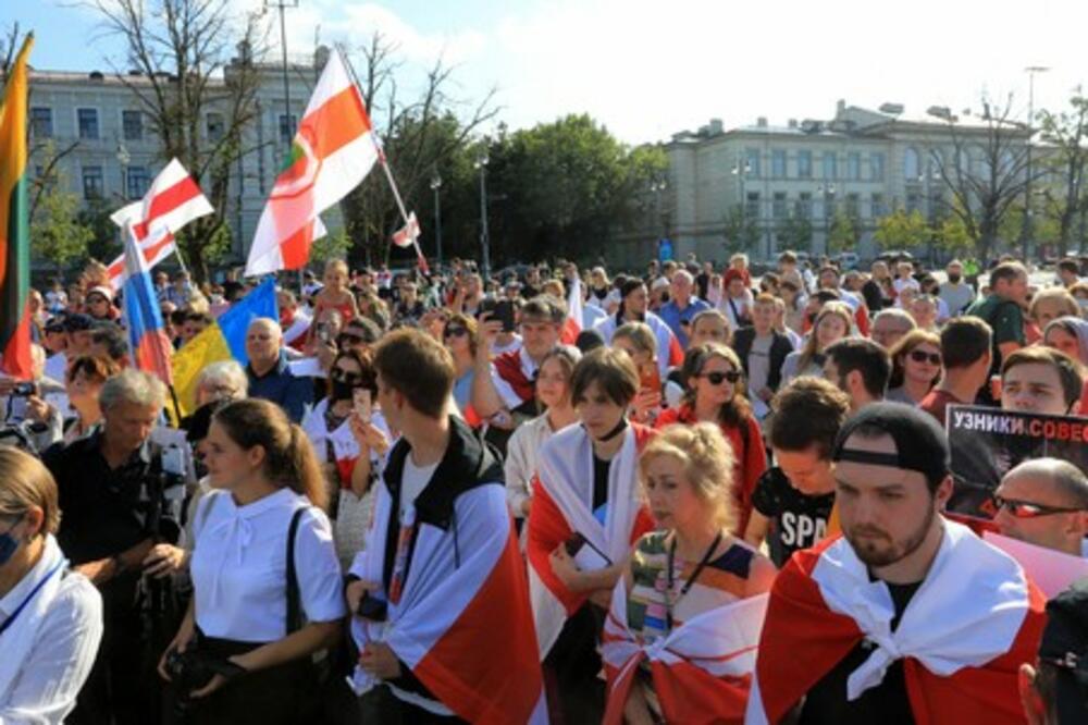HAOS U LITVANIJI: Opsada Parlamenta od strane demonstranata, policiju gađali svim i svačim! (FOTO)