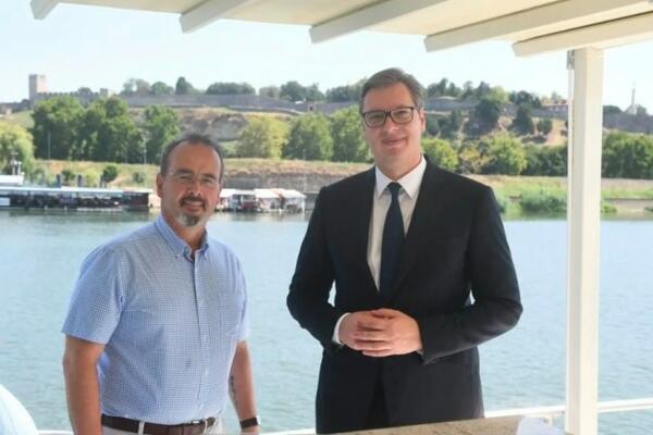 VERUJEM U PRIJATELJSTVO SRBIJE I AMERIKE: Vučić razgovarao sa Entonijem Godfrijem! (FOTO)