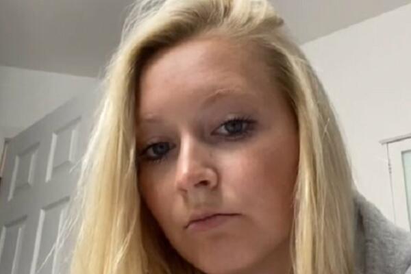 Pronašla kod dečka u đubretu UKRASNI papir, pa ga optužila za prevaru, a onda je samo POCRVENELA! (VIDEO)