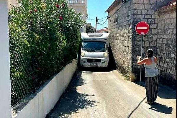 ULICA ŽRTAVA GPS-A! Pratio mape pa se zaglavio u preuskom prolazu sa KAMPEROM! (FOTO)