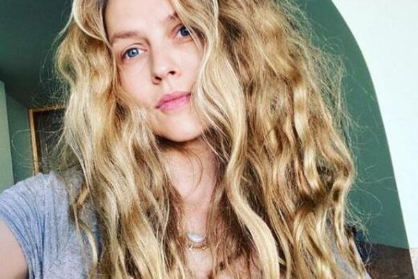 "UMORNA SAM I ŽELIM SVOJE TELO NAZAD"! Glumica neprekidno doji već SEDAM GODINA!