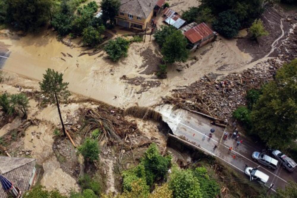 "MISLILA SAM DA ĆU SE UTOPITI SA SVOJOM BEBOM": Ispovesti ljudi iz poplavljenih područja u Tenesiju!