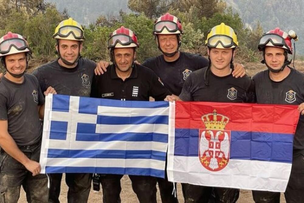 PREDSEDNIK VUČIĆ PODELIO FOTOGRAFIJU: Srpski i grčki vatrogasci sa zastavama na Eviji (FOTO)