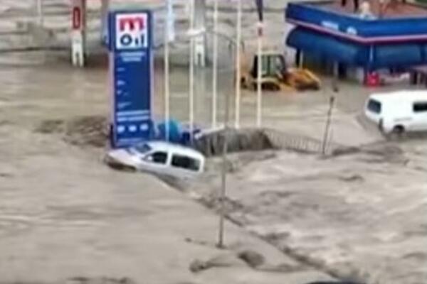 STRAVIČNE SCENE U TURSKOJ: Bujica odnela najmanje 5 života, spasavali ljude sa krovova (FOTO)