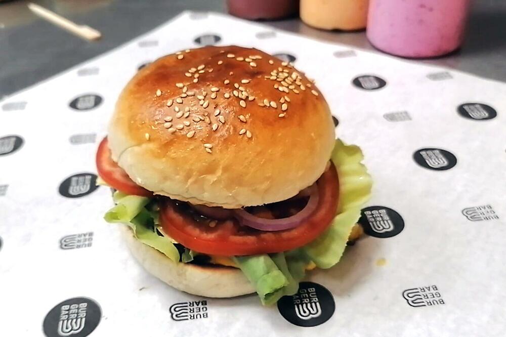 PORUČILA JE PLJESKAVICU, A ONDA PRONAŠLA OVU LJUDSKU STVAR U NJOJ: Bila je u FAZI TRULJENJA, odmah je ISPLJUNULA