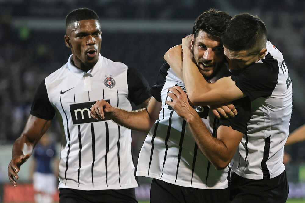 NAGRADA ZA DOBAR RAD I EKIKASNOST NA TERENU: Fudbaler Partizan u trci za "zlatnu loptu"!