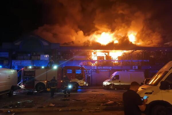 SRUŠIO SE KROV NA TRŽNOM CENTRU: Jeziv SNIMAK sa Novom Beograda! (VIDEO)