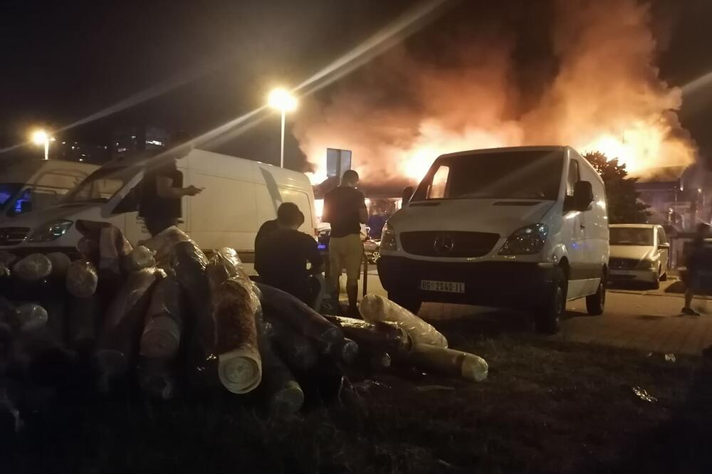 JADNI LJUDI, TEŠKO JE GLEDATI NJIHOVA LICA: U očaju su, NAJTEŽA TUGA dok im VATRA GUTA SVE ŠTO IMAJU! (FOTO)