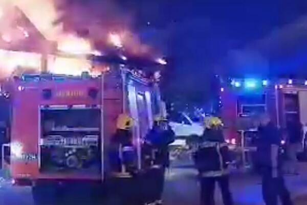 DOK VATROGASCI VODE BORBU SA POŽAROM, NEKI SE PRAVE PAMETNI: Čovek IM SMETA, ne mogu da INTERVENIŠU OD NJEGA! VIDEO