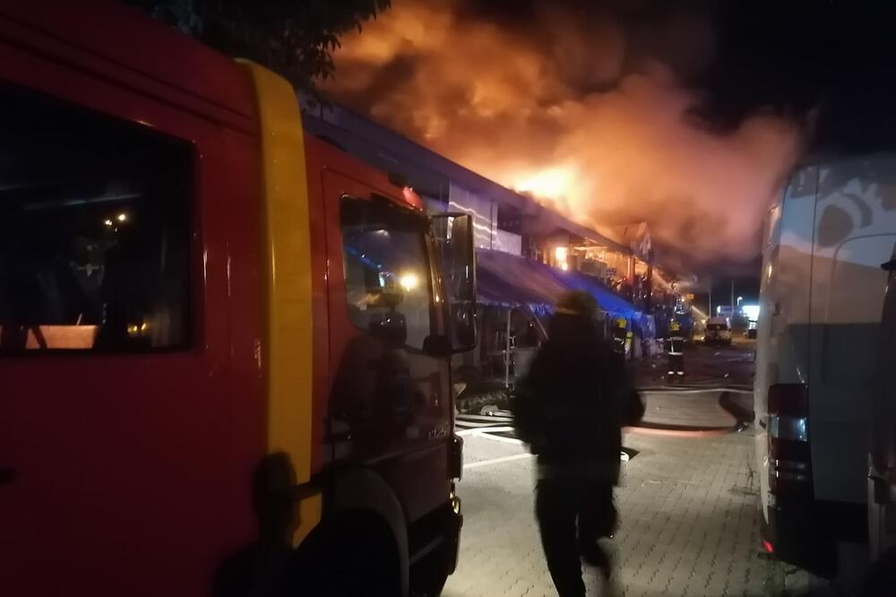 HEROJI! Vatrogasci uleteli u TRŽNI CENTAR, GLEDAJU STIHIJI U OČI! (FOTO)