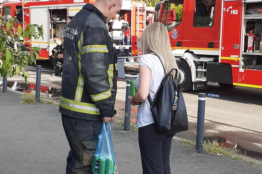 KAKVA SLIKA ISPRED UNIŠTENOG TRŽNOG CENTRA! Građani prilaze vatrogascima herojima i donose im HRANU I PIĆE (FOTO)