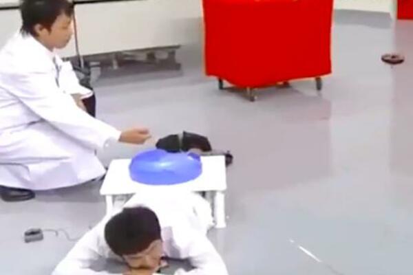 JAPANAC OTKRIVENE ZADNJICE I PRESTRAŠENOG POGLEDA ČEKA ČIGRU: Ovo je NAJLUĐI šou u Tokiju, a to nije lako! (VIDEO)