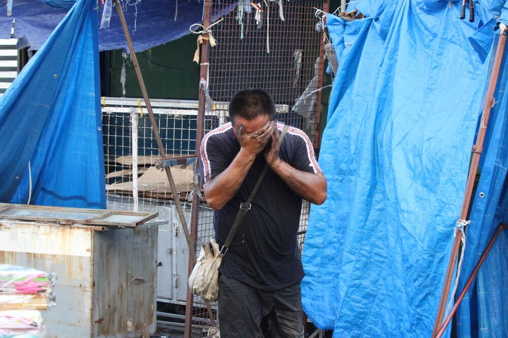 CELU NOĆ SU GLEDALI KAKO IM SVE ŠTO IMAJU GORI PRED OČIMA: Na NBG BEZNADEŽNA LICA tumaraju oko tržnog centra (FOTO)