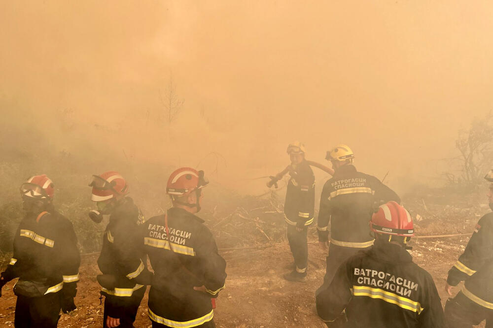 Dramatični prizori iz Hrvatske, plameni "jezici" dostigli 30 metara: Dva ogromna požara još uvek bukte! (VIDEO)