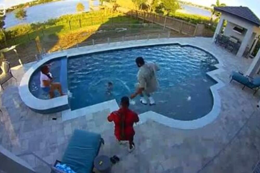 SPASIO DVOGODIŠNJEG SINA OD UTAPANJA: NBA centar je odmah skočio u bazen za njim! (VIDEO)