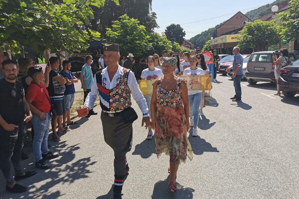 NAKON GODINU DANA PAUZE ZAGRMEO ZVUK TRUBI: Trubačima puno srce kada sviraju na GUČI (FOTO)