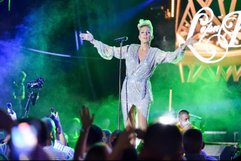 KAKO JE ZAPRAVO NASTALA LEPA BRENA? Pevačica nakon TOLIKO DECENIJA priznala ono što NIKO NIJE ZNAO