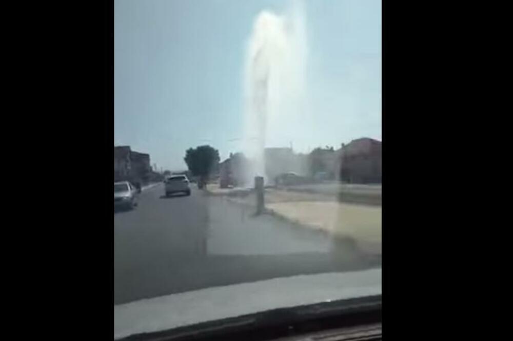 GEJZIR U LESKOVCU! Ljudima voda ušla u dvorište, a vozači kažu da izbacuje kamenčiće na KOLA! (VIDEO)