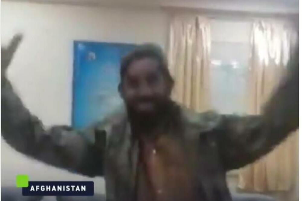 TALIBAN ĐUSKA SA BUKETOM CVEĆA DOK JE OKO NJEGA RATNA APOKALIPSA: Planeta GLEDA I NE VERUJE! (VIDEO)