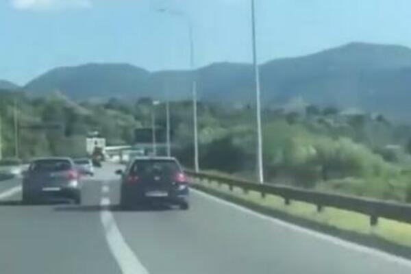 LUDAČKO PONAŠANJE VOZAČA NA AUTOPUTU: Mogao izazvati tragediju u roku sekunde (VIDEO)