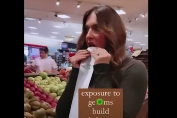 DEVOJKA LIŽE PO PRODAVNICI SVE ŠTO DOHVATI! Njen razlog je BIZARAN, čekajte samo da vidite! (VIDEO)