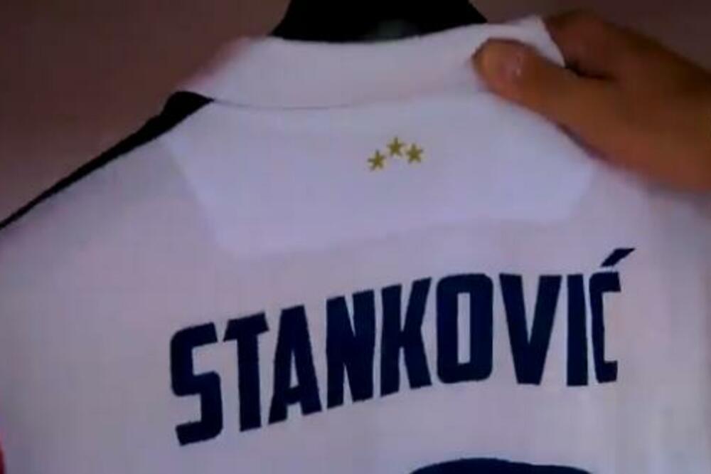 ZVEZDA PRIKAZALA DIZAJN NOVOG DRESA: Dekijeh OSMEH govori više od 1000 reči! (VIDEO)