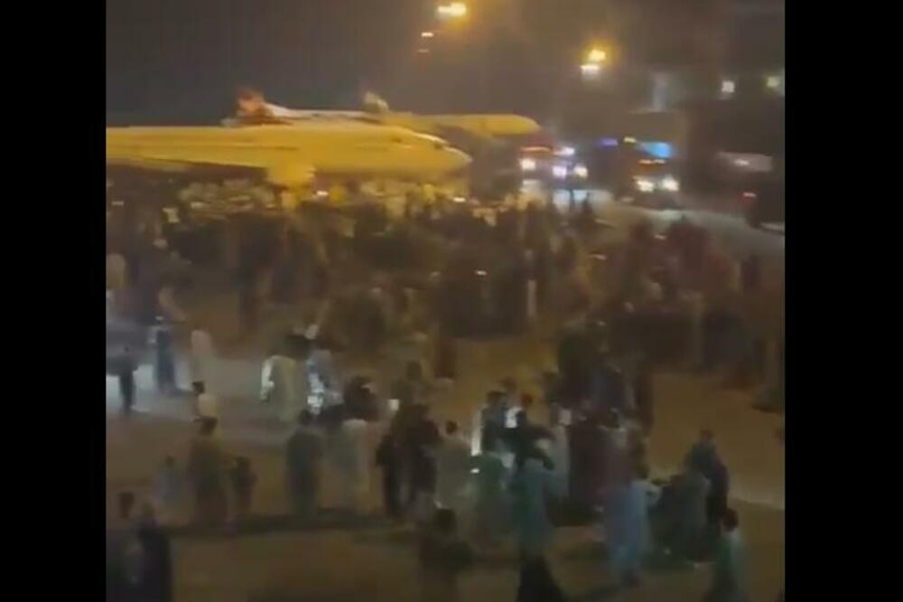 AVGANISTANCI PO SVAKU CENU ŽELE NA AVION! Haotična situacija na aerodromu u Kabulu se POGORŠAVA! (VIDEO)