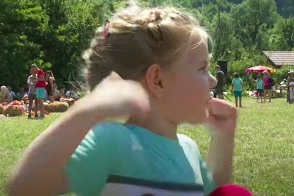 MALO SAM ZAPELA, AL NISAM PALA! Mala ANJA je nešto NAJSLAĐE što postoji na svetu (VIDEO)