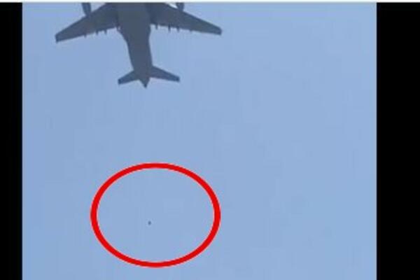 JEZIVE SCENE IZ KABULA, LJUDI SE DRŽE ZA TOČKOVE AMERIČKOG AVIONA KOJI POLEĆE! Najmanje 3 osobe poginule! (VIDEO)